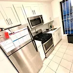 2 Bedrooms Apartment - 1 STOP FROM MANHATTAN